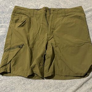 Men’s size 36 Patagonia hiking shorts. Olive